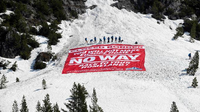 TOPSHOT - Activists from the French far-right political movement Generation Identitaire (GI) and European anti-migrant group Defend Europe conduct an operation titled "Mission Alpes" to control access of migrants using the Col de l'Echelle mountain pass on April 21, 2018 in Nevache, near Briancon, on the French-Italian border. A hundred Identity Generation (GI) activists blocked on April 21 the Col de l'Echelle mountain pass, a crossing point of migrants in the French Alps, to "ensure that no clandestine can return to France." / AFP PHOTO / ROMAIN LAFABREGUE